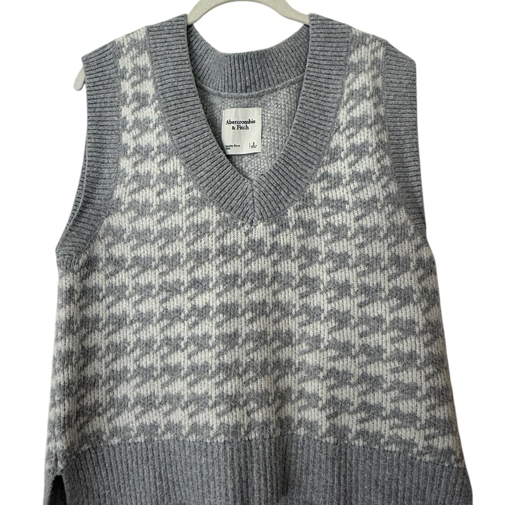 Abercrombie & Fitch Gray V-Neck Sweater Vest